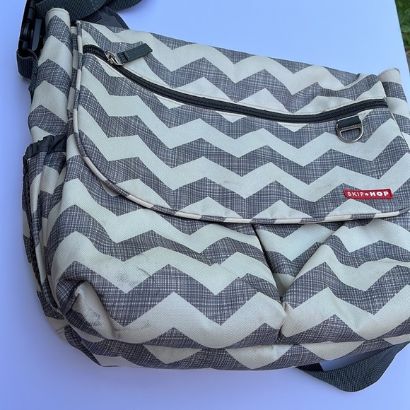 Skip Hop Dash Signature Messenger Diaper Bag Chevron Baby Toddler Kids Travel - Picture 4 of 16